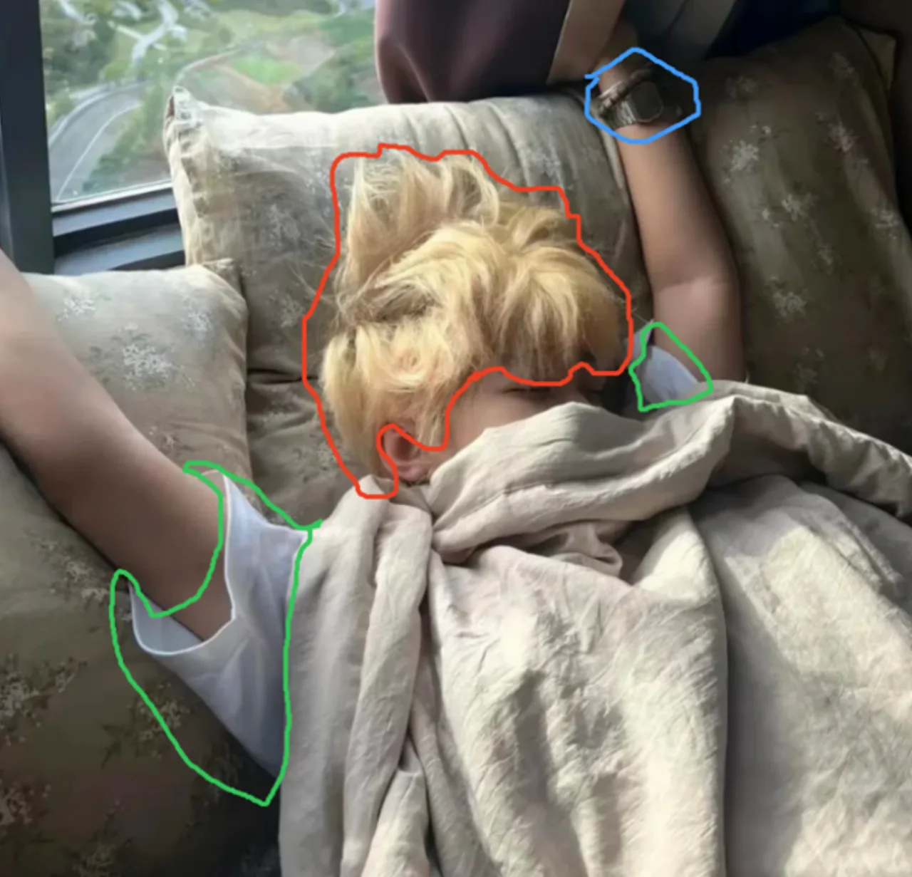 색 윤곽선으로 고칠 영역을 지정한 편집 입력