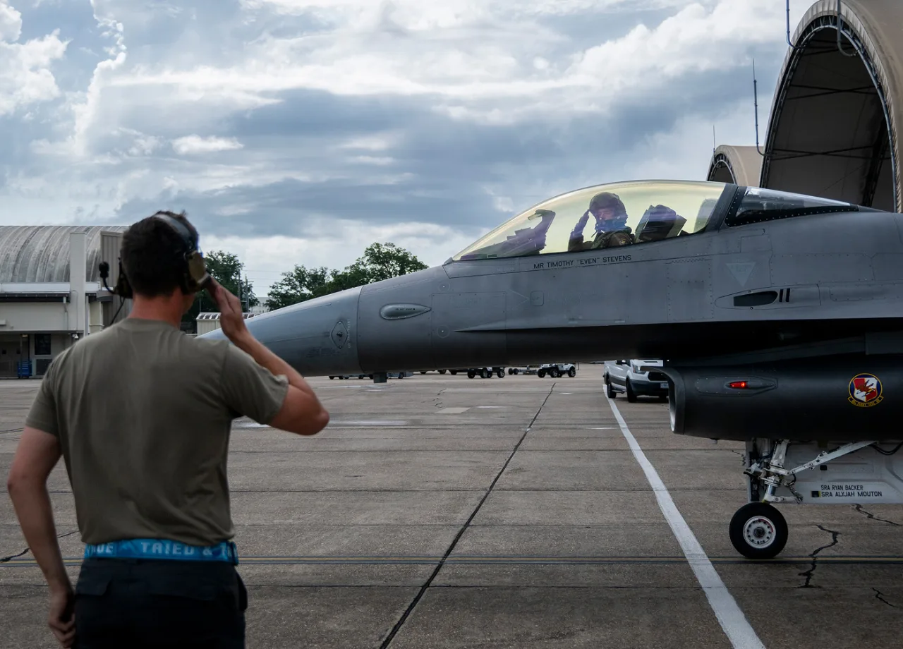 자율 비행 시험을 앞둔 VENOM 개조 F-16과 정비사