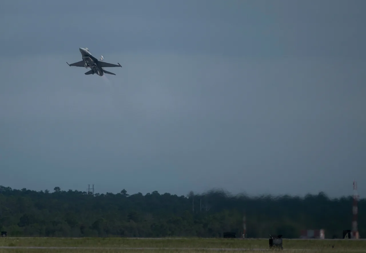 자율 시스템 시험 중 비행하는 VENOM 개조 F-16