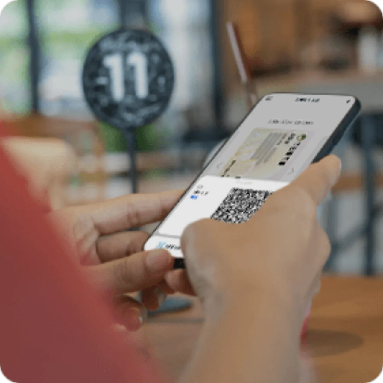 매장에서 모바일 신분증 QR 코드를 제시하는 모습