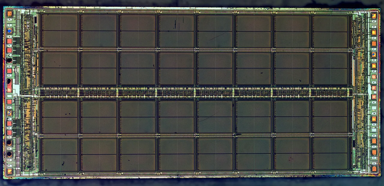 Micron MT4C1024 D램 다이 실제 현미경 사진 — 규칙적인 사각형이 메모리 셀 뱅크